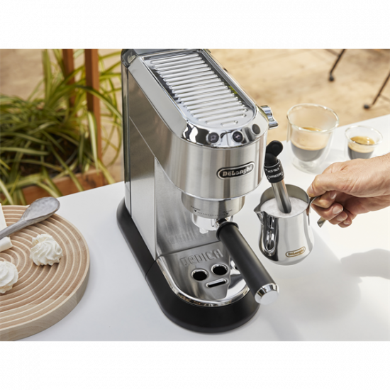 DELONGHI EC685.M Dedica presszókávéfőző 15 bar, 3 sűrő:1 - 2 személyes és E.S.E., tehrmoblock, csészemelegítő