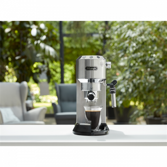 DELONGHI EC685.M Dedica presszókávéfőző 15 bar, 3 sűrő:1 - 2 személyes és E.S.E., tehrmoblock, csészemelegítő