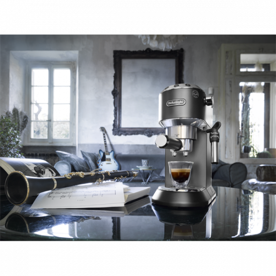 DELONGHI EC685.BK Dedica presszókávéfőző 15 bar, 3 szűrő:1 - 2 személyes és E.S.E., thermoblock, csészemelegítő